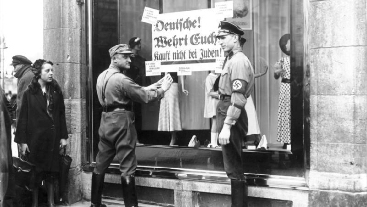 Giornata della Memoria: immagine dell'archivio federale tedesco, il boicottaggio di un negozio ebreo da parte delle SA naziste.