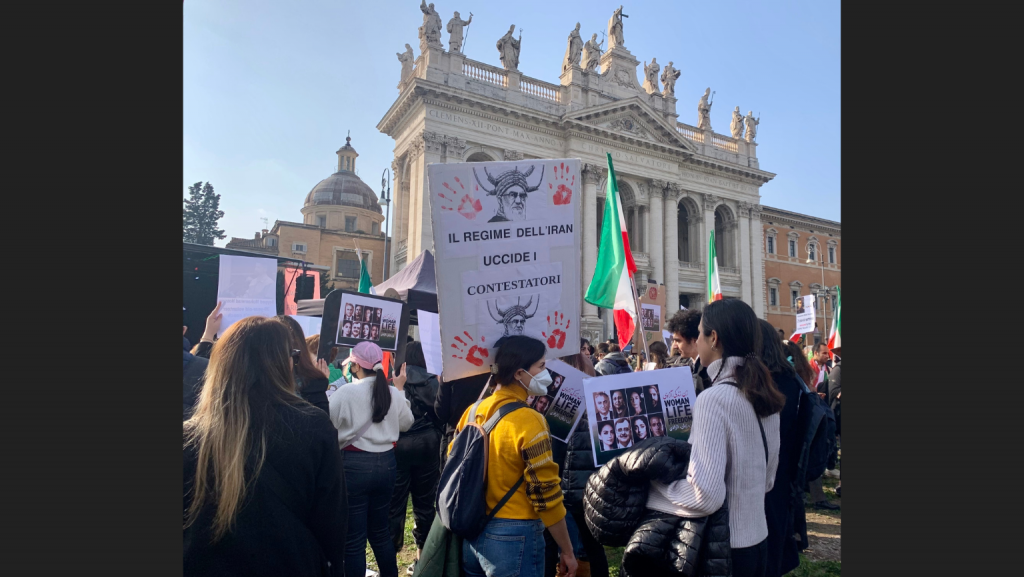 Giovani iraniani all'estero manifestano a Roma a marzo 2023
