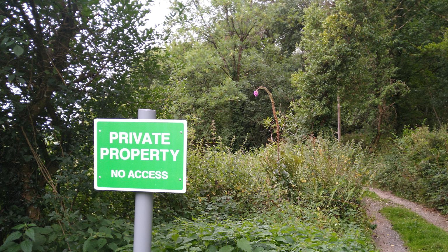 https://commons.wikimedia.org/wiki/File:Dartmoor_private_property_sign_2020.jpg